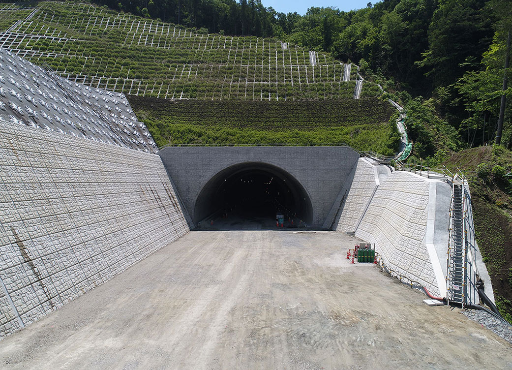 中部横断自動車道　一色トンネル